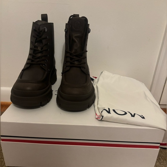 100 % Authentic Moncler Boots size 9. Brand new. Never Worn. Dust bag included - Picture 2 of 5